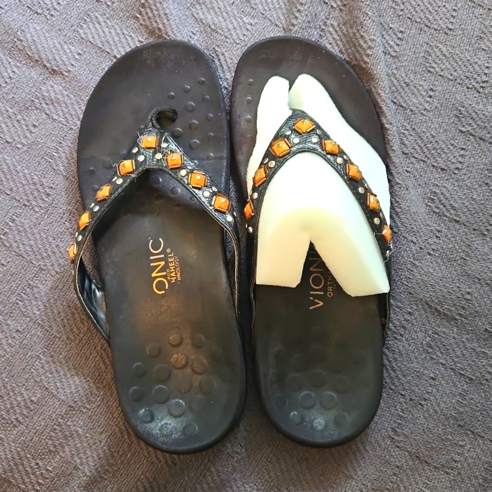 VIONIC Tides flip flops.